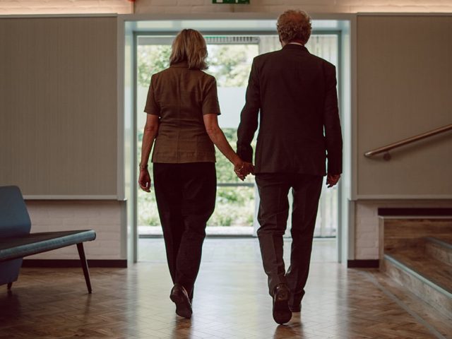 dieren-rouwcentrum-crematorium-echtpaar-wandelen-gang01